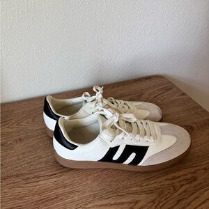 Classic White and Black Men's Sneakers